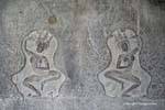 Bailarines en relieve en nichos decorados con frisos, Angkor Wat, Camboya.