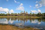 Panorámica de Angkor Wat refleja en un estanque, Camboya.