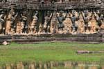 Muro del pórtico central con leones preparados en la Atlántida, la terraza del elefante, Camboya.