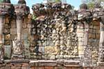 Zoom sobre la pared de la terraza superior y esculturas, terraza de los elefantes, Camboya.
