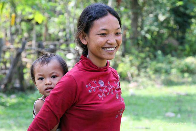 Joven madre y su hijo en la espalda, NH7 - Camboya
