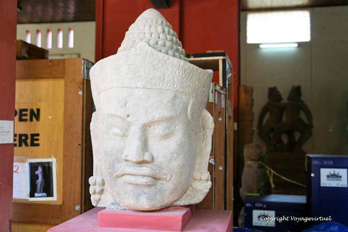 Piedra Devata cabeza, estilo Bayon, del siglo 12, el Museo de Phnom Penh - Camboya