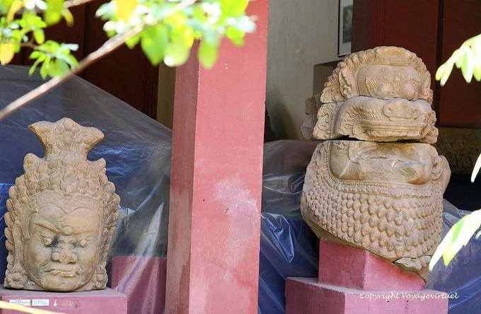 Jefes Yaksa y león guardián Museo Phnom Penh - Camboya