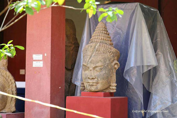 Cabeza de piedra de época Khmer Museo Phnom Penh - Camboya