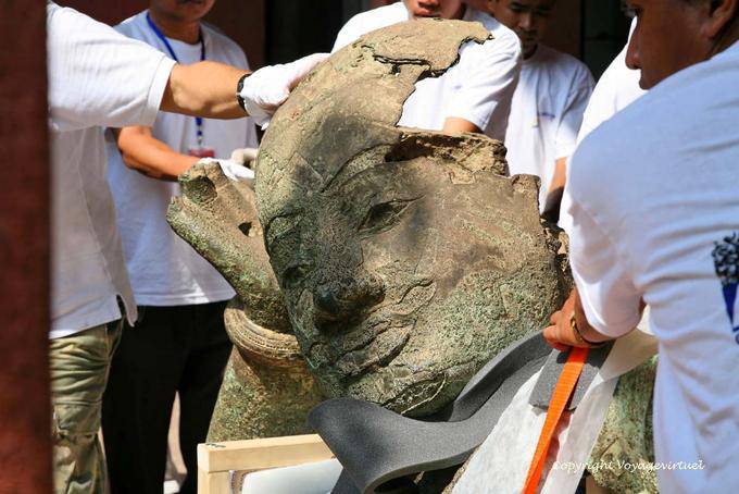 Desembalaje de los conservadores taller de escultura del Museo Nacional de Phnom Penh - Camboya
