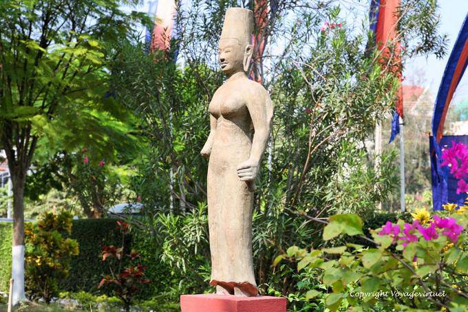 Diosa de piedra en el jardín, Museo Phnom Penh - Camboya