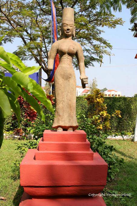 Estatua femenina que lleva el sampot, jardín del museo de Phnom Penh - Camboya
