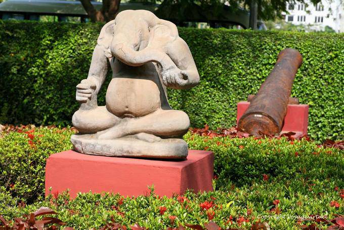Ganesha que se sienta que sostiene un rábano en la mano derecha y un cuenco en el izquierdo, el Museo Nacional de Phnom Penh - Camboya