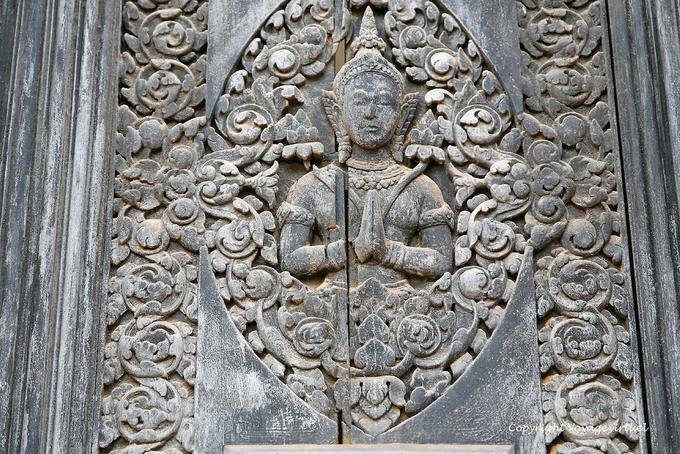 La talla de madera, la oración, el Museo Phnom Penh - Camboya