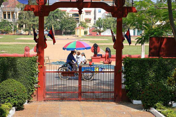 Scooter pasado la red, Museo Phnom Penh - Camboya