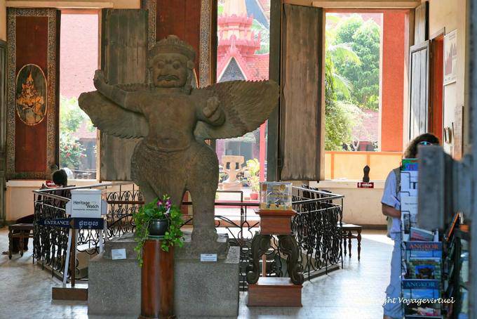 Garuda piedra de Prasat Thom Museo Phnom Penh - Camboya