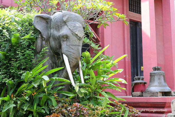 Elefante de un antiguo monumento de la guerra, el Museo Nacional de Phnom Penh - Camboya