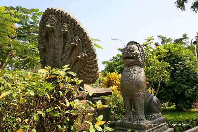 Pistas del Naga y guarda de latón, jardín del Museo Nacional de Phnom Penh - Camboya