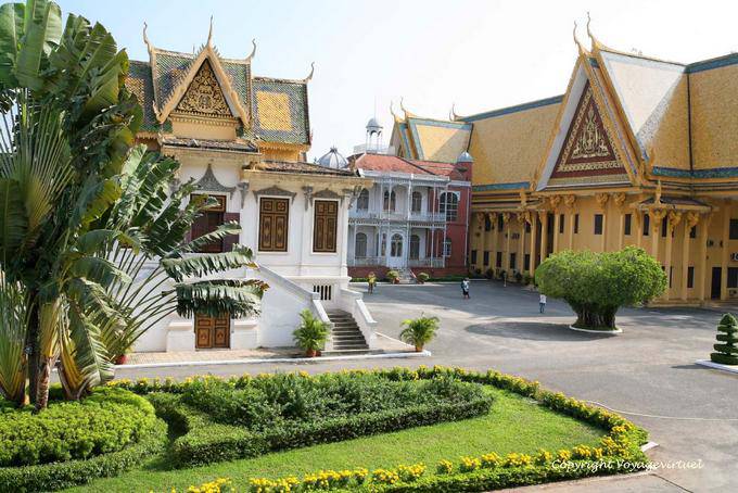 Jardín delantero Prasat Khemarin, Palacio Real de Phnom Penh - Camboya