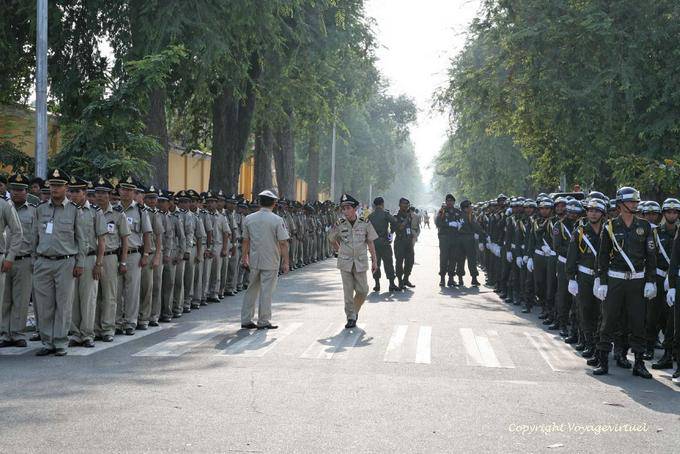 Preparación de la revisión militar en Samdach Sothearos Blvd, Phnom Penh - Camboya