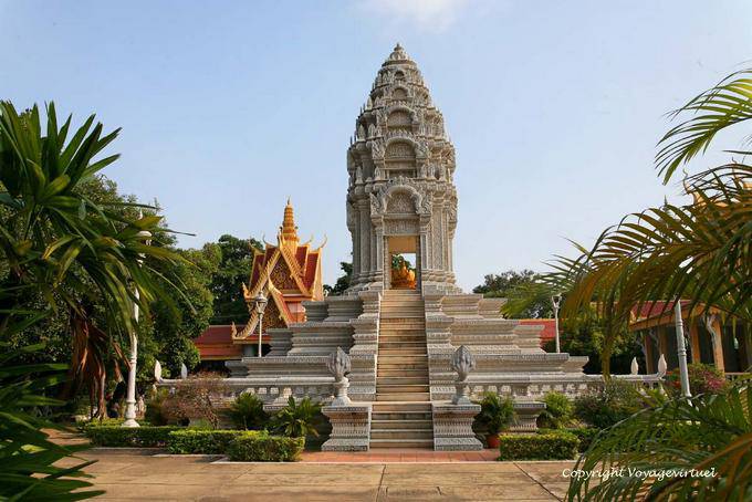 Royal Stupa en el Jardín de la Pagoda de Plata, Phnom Penh - Camboya