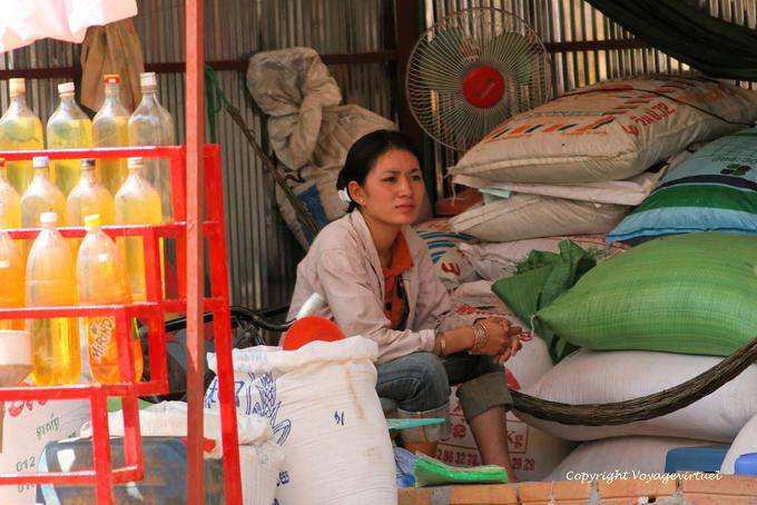 Comerciante joven en su tienda, Siem Reap - Camboya