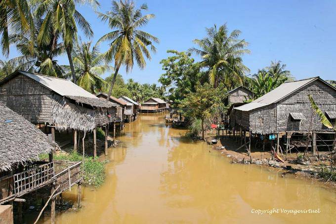 Casas tradicionales a lo largo del río, Siem Reap - Camboya
