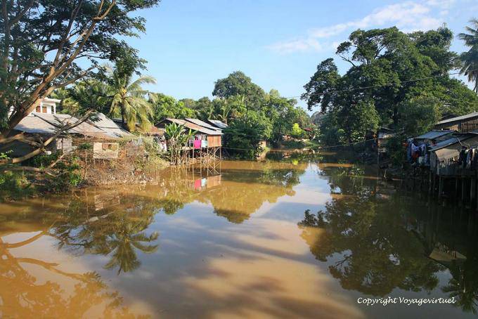 Reflexiones en el río tranquilo Siem Reap - Camboya