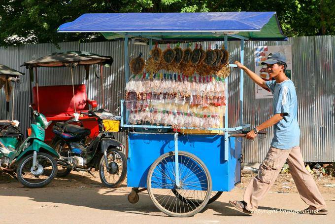Vendedor ambulante en una calle de Ciudad de Siem Riep - Camboya