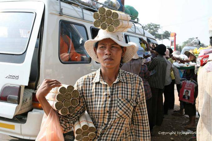 Rollos vendedora seguramente contienen pescado, arroz y espinacas, Skun - Camboya