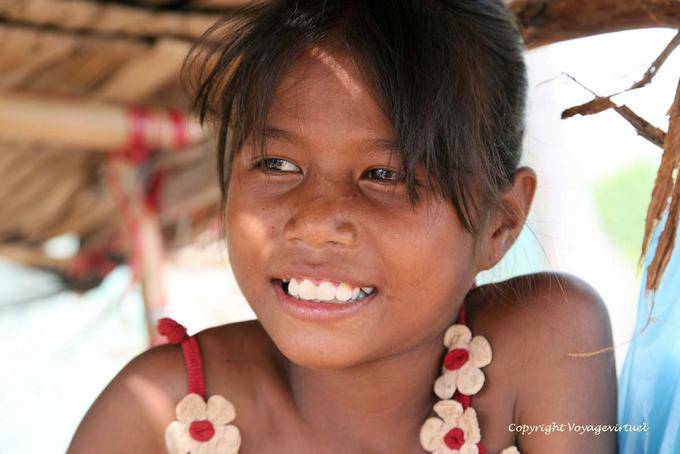 Sonriente joven dependienta, Skun - Camboya