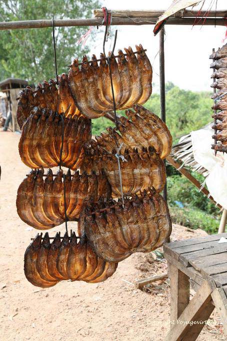 Pescado ahumado para vender en las orillas del río Tonle Sap, Kampong Luong - Camboya