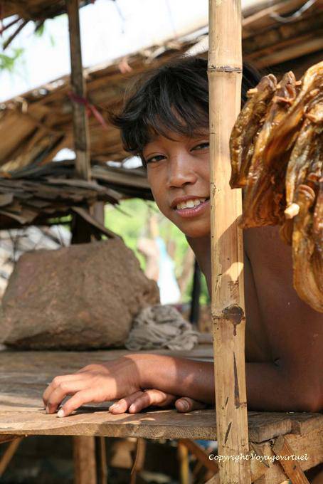 Busque y sonrisa de una joven camboyana, Skun - Camboya