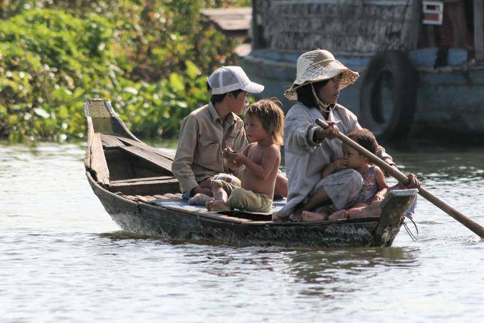 Barco de la familia en el lago Tonle Sap - Camboya