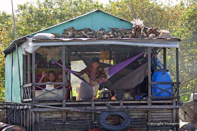 Juegos para niños en la casa flotante, Tonle Sap - Camboya