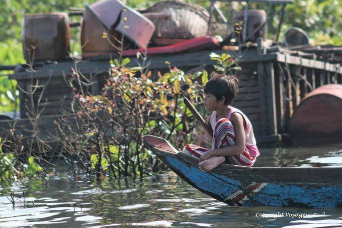 Los niños en la proa de un barco, el lago Tonle Sap - Camboya
