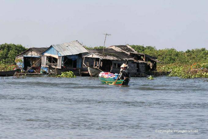 Microondas pueblo flotante en el lago Tonle Sap - Camboya