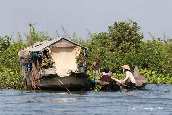 Flotante y la casa con flores, el lago Tonle Sap - Camboya