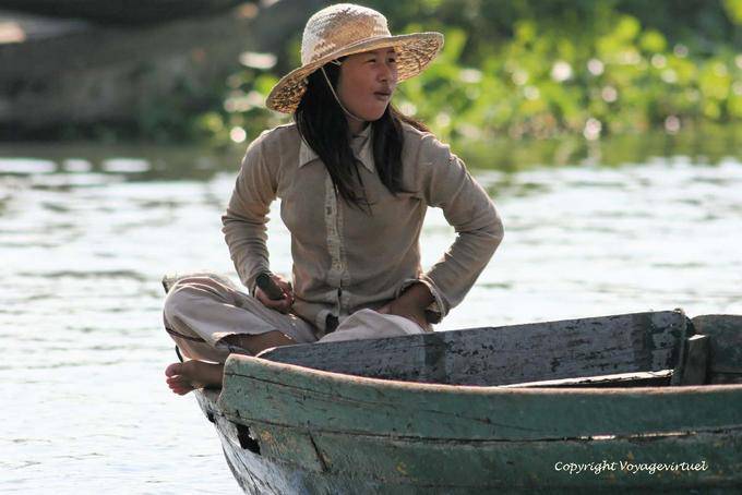Mujer en posición de loto en un barco, el lago Tonle Sap - Camboya