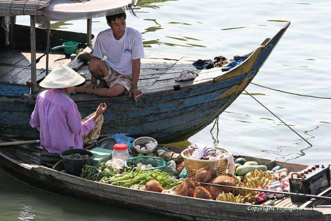 La aprobación de las frutas y hortalizas comerciante, el lago Tonle Sap - Camboya