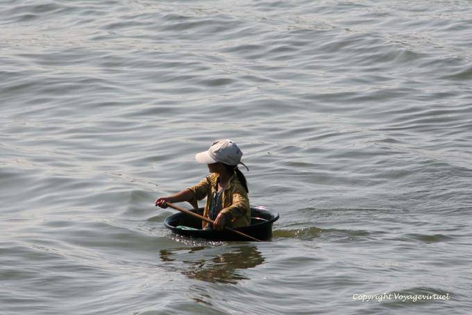 Chica se embarcó en un pequeño bote, Tonle Sap - Camboya