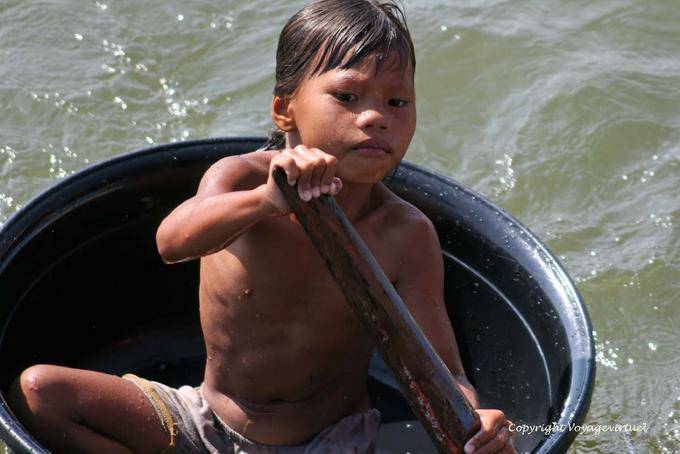 Grumete en un recipiente de plástico, el lago Tonle Sap - Camboya