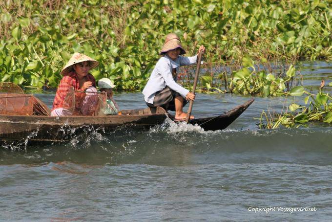 Rower en la onda, el lago Tonle Sap - Camboya