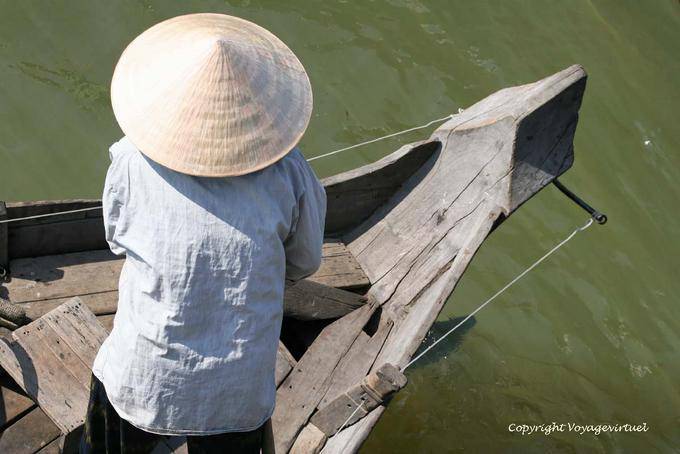 Arco de madera y sombrero cónico, Tonle Sap - Camboya