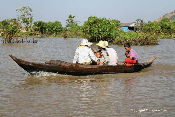 Familia en una canoa de madera, Tonle Sap - Camboya
