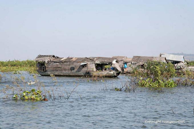 Barge vivienda el río de agua dulce más grande o Tonle Sap - Camboya