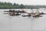 Aldea flotante y viejas redes de pesca, Mekong Chhlong, Camboya.