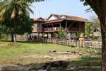 Gran casa sobre pilotes a Snuol, National Highway 7, Camboya.
