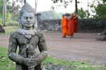 Estatua Dvarapala, guardián del templo, Wat Nokor, Kampong Cham, Camboya.
