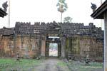 Portal y la pared esculpido, Wat Nokor, Kampong Cham, Camboya.