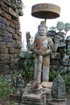 Estatua de Shiva con cuatro brazos y armado con un garrote, Wat Nokor, Kampong Cham, Camboya.