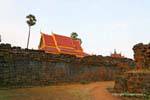 Recinto laterita y techo complejo, Wat Nokor, Kampong Cham, Camboya.