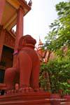 León de guardia en la entrada del museo en Phnom Penh, Camboya.