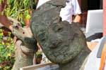 Estatua de antigüedad llegó a la restauración de la tienda nacional museo, Phnom Penh, Camboya.