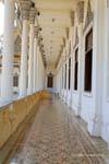 Galería y columnas del Palacio Real, Phnom Penh, Camboya.